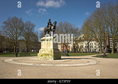 Queen Square, Bristol, montrant la statue équestre idéalisée de William III par John Michael Rysbrack, coulée en 1733 et érigée en 1736 Banque D'Images