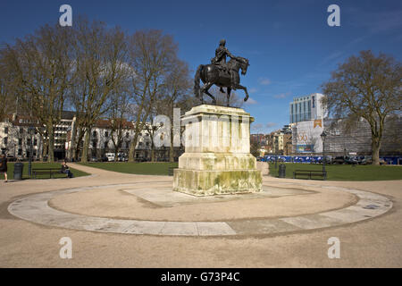 Queen Square, Bristol, montrant la statue équestre idéalisée de William III par John Michael Rysbrack, coulée en 1733 et érigée en 1736 Banque D'Images