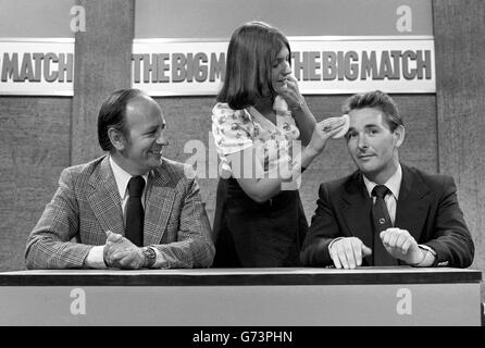 Brian Clough est sur le ballon.La make-up fille Linda King, 19 ans, poudre le visage de directeur du comté de Derby, Brian Clough au Centre de télévision de la Banque Sud. Banque D'Images