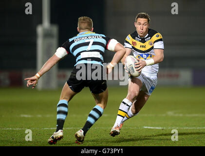 Luke Dorn (à droite) de Castleford Tigers prend Josh Drinkwater dans les Broncos de Londres Banque D'Images