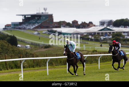 Dernière minute Lisa (à gauche) monté par Richard Hughes et Divine Rule (à droite) monté par Charlotte Jenner aller à l'affichage dans le Saga Holidays Handicap (classe 6) (4YO plus) Banque D'Images