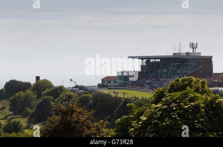 Le terrain passe devant la tribune pour terminer dans le handicap Brighton & Hove Streamline taxis (classe 6) (4 ans plus) Banque D'Images