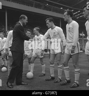 Le duc d'Édimbourg tremble la main avec Mike Stringfellow alors que les joueurs de Leicester City lui étaient présentés sur le terrain au stade Wembley avant la finale de la coupe FA contre Manchester United. Banque D'Images