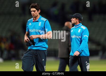 Cricket - Royal London One-Day International Series - Fifth One Day International - Angleterre v Sri Lanka - Edgbaston.Le capitaine d'Angleterre Alastair Cook quitte le terrain à la fin de l'internationale One Day à Edgbaston, Birmingham. Banque D'Images