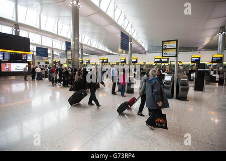 Le terminal 2 ouvre à l'aéroport de Heathrow.Les passagers arrivent au nouveau terminal 2, le Queen's terminal de Heathrow, le premier jour d'ouverture. Banque D'Images