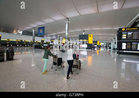 Les passagers arrivent au nouveau terminal 2, le Queen's terminal de Heathrow, le premier jour d'ouverture. Banque D'Images