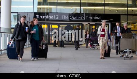 Le terminal 2 ouvre à l'aéroport de Heathrow.Les passagers arrivent au nouveau terminal 2, le Queen's terminal de Heathrow, le premier jour d'ouverture. Banque D'Images