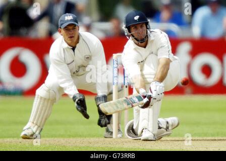 Michael Vaughan, du Yorkshire, passe une livraison du Martyn ball du Gloucestershire sous l'œil vigilant du gardien de cricket Stephen Adshead lors de la demi-finale du trophée C&G, au terrain du comté de Bristol. Banque D'Images