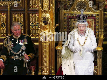 La reine Elizabeth II siège avec le prince de Galles lorsqu'elle prononce son discours à la Chambre des Lords, lors de l'ouverture d'État du Parlement au Palais de Westminster à Londres. Banque D'Images