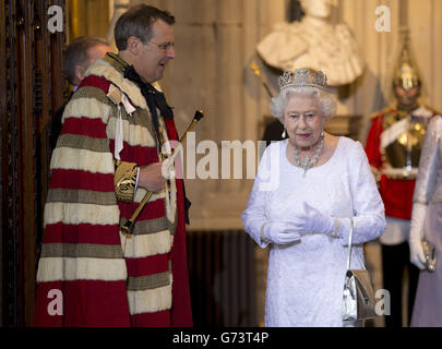 La reine Elizabeth II passe devant le comte Marshall à la suite de l'ouverture d'État du Parlement à la Chambre des Lords au Palais de Westminster à Londres. Banque D'Images