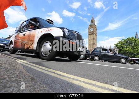 Les chauffeurs de taxi noirs et les chauffeurs de taxi autorisés protestent dans le centre de Londres à la suite de l'introduction d'une application téléphonique appelée Uber qui permet aux clients de réserver et de suivre des véhicules. Banque D'Images