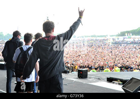 Des membres des amis de Stephen Sutton sur la scène Stephen Sutton étant présentés à la foule, au cours du deuxième jour du Festival de téléchargement de 2014 à Donington Park. Banque D'Images