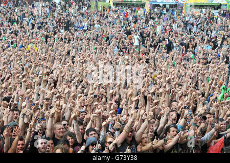 Des foules entières montrent leur appréciation à Stephen Sutton, le collecteur de fonds contre le cancer, à l'étape Stephen Sutton, au cours du deuxième jour du Festival de téléchargement 2014 à Donington Park. Banque D'Images