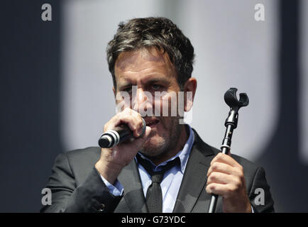 Terry Hall of the Specials on the main Stage, au festival de l'île de Wight à Seaclose Park, Newport, Isle of Wight. Banque D'Images