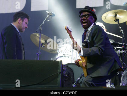 Terry Hall et Lynval Golding of the Specials sur la scène principale, au festival de l'île de Wight à Seaclose Park, Newport, île de Wight. Banque D'Images