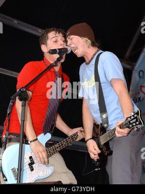 Matt Willis (à gauche) et James Bourne, du groupe pop, se sont mis à jouer sur scène au Fox FM Party in the Park, qui s'est tenu à South Park à Oxford. Banque D'Images