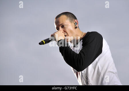 Télécharger Festival 2014 - deuxième jour - Donington Park.Chester Bennington of Linkin Park se produit au cours du deuxième jour du festival de téléchargement de 2014 à Donington Park. Banque D'Images