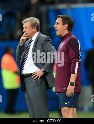 Roy Hodgson, directeur de l'Angleterre (à gauche) et Gary Neville, entraîneur en ligne lors de la coupe du monde de la FIFA, match du groupe D à l'Arena da Amazonia, Manaus, Brésil. Banque D'Images