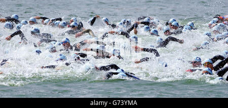 Natation - mâle Sub 2 hr 30 min - Première manche - London Michelob Ultra Triathlon Banque D'Images