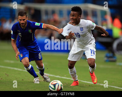 Le Raheem Sterling d'Angleterre est tenu par Antonio Candreva d'Italie pendant la coupe du monde de la FIFA, le match du groupe D à l'Arena da Amazonia, Manaus, Brésil. Banque D'Images