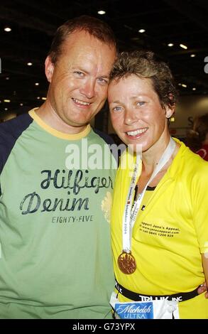 Jane Tomlinson, la victime terminale du cancer qui a recueilli plus de 800,000 personnes à des fins caritatives, avec son mari Mike après avoir terminé le triathalon de Londres à Docklands, Londres. Banque D'Images