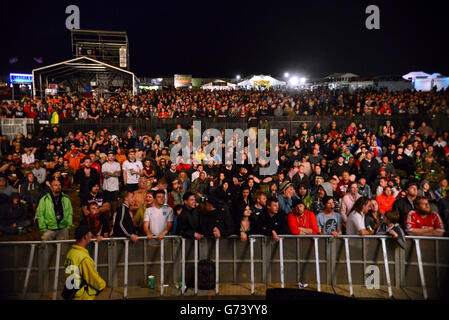 Des milliers de fans de rock regardent le match Angleterre contre l'Italie sur des écrans géants, pendant la deuxième journée du Festival de téléchargement 2014 à Donington Park. Banque D'Images