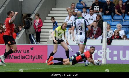 Le Rangi Chase de Salford Red Devils va passer devant Bradford Bulls Adam Purtell, lors du premier match de Super League Utility au Salford City Stadium, à Salford. Banque D'Images