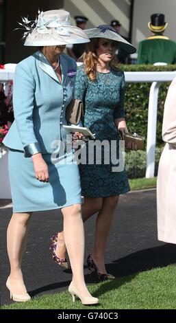 Princesse Beatrice (à droite) pendant la première journée de la rencontre royale d'Ascot de 2014 à l'hippodrome d'Ascot, Berkshire. Banque D'Images