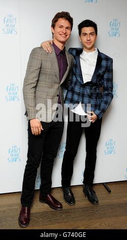 Ansel Elgort et NAT Wolff assistent à une projection spéciale de The Fault in Our Stars au May Fair Hotel, Londres. Banque D'Images