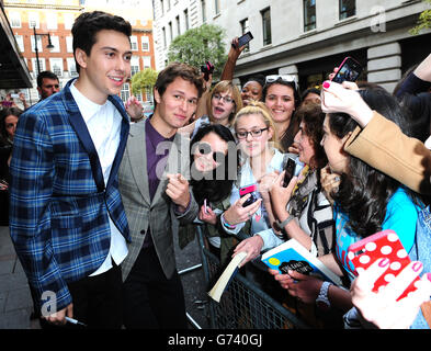 NAT Wolff (à gauche) et Ansel Elgort (deuxième à gauche) participant à un examen spécial de la faille dans nos étoiles au May Fair Hotel, Londres. APPUYEZ SUR ASSOCIATION photo. Date de la photo: Mardi 17 juin 2014. Le crédit photo devrait se lire comme suit : Ian West/PA Wire Banque D'Images