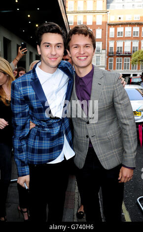 NAT Wolff et Ansel Elgort assistant à un examen spécial de la faille dans nos étoiles au May Fair Hotel, Londres. Banque D'Images