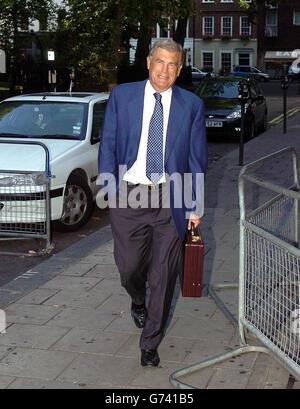 Sir Trevor Brooking, directeur du développement du football de la football Association, arrive au siège social de la FA à Soho Square, dans le centre de Londres. Sven-Goran Eriksson a été informé hier soir qu'il n'avait pas de cas à répondre par l'Association de football à propos du scandale Faria Alam. La démission du directeur des communications Colin Gibson a été acceptée après la réunion d'hier du conseil d'administration de FA. Alam a également démissionné. Les annonces d'hier ferment un chapitre d'une saga de longue date qui a également vu le chef de l'exécutif de FA, Mark Palios, qui a eu une liaison avec la même femme, démissionner plus tôt dans la semaine. Banque D'Images