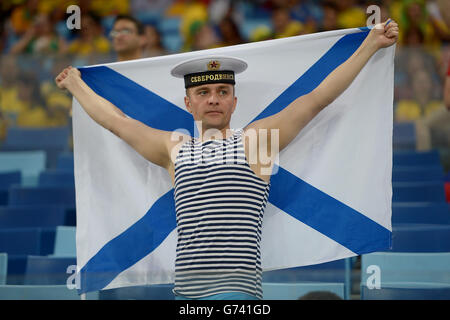 Un fan russe montre son soutien à son équipe dans les tribunes Banque D'Images