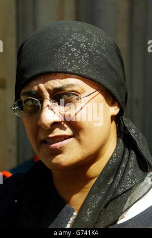 Babar Ahmad Solliciteur Muddussar Arani devant les magistrats de la rue Bow après Babar Ahmad, 30, de Fountain Road, Tooting, sud de Londres, A comparu à la suite de son arrestation jeudi sur un mandat d'extradition délivré au nom des États-Unis. Les femmes, qui ont refusé de s'identifier aux journalistes, étaient en cour où il a été allégué qu'en décembre de l'année dernière Ahmad avait été trouvé en possession d'un document détaillant un groupe de bataille navale américaine opérant dans le détroit d'Hormoz dans le Golfe en avril 2001. Banque D'Images