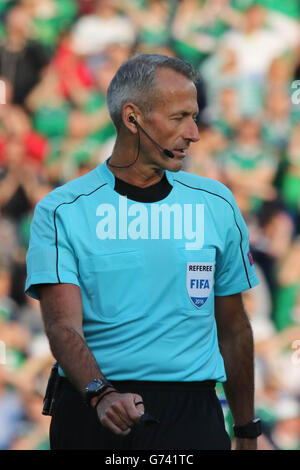 Stade National de Football, Belfast, Royaume-Uni. 27 mai 2016. L'arbitre Martin Atkinson match officiel entre l'Irlande du Nord et la Biélorussie. Banque D'Images