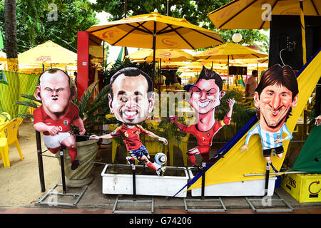 Caricatures de Wayne Rooney, Andres Iniesta, Cristiano Ronaldo et Lionel Messi vues dans un bar à Fortaleza Banque D'Images