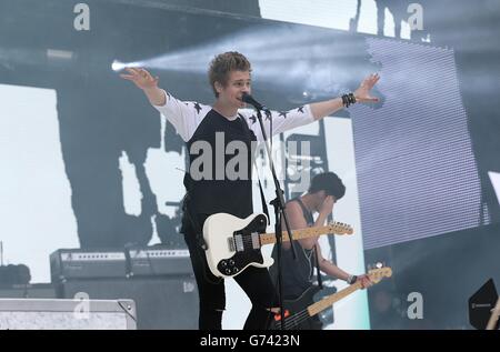 Capital FM Summertime ball - Londres.Luke Hemmings de 5 secondes d'été pendant le Summertime ball de Capital FM au stade Wembley, Londres. Banque D'Images