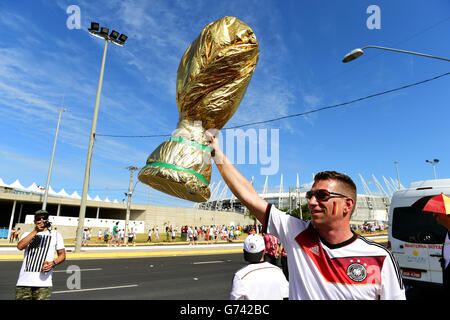 Football - coupe du monde de la FIFA 2014 - Groupe G - Allemagne / Ghana - Estadio Castelao. Un fan allemand tient une coupe du monde géante Banque D'Images