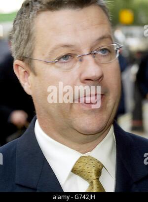 Brian Stevens arrive au Old Bailey, dans le centre de Londres. Le jury du procès du détective Soham, M. Stevens, examinait encore aujourd'hui son verdict. Stevens, 43 ans, qui était agent de liaison auprès de la famille de la victime de meurtre de Soham Jessica Chapman, rejette une accusation de complot pour pervertir le cours de la justice. Il est accusé de donner à la police un faux alibi pour couvrir des moments où il aurait téléchargé des « images douteuses » sur son ordinateur portable Samsung. Banque D'Images