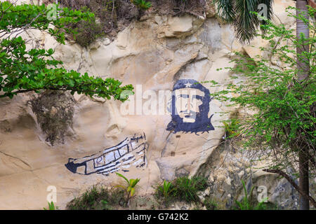 Fresque de Che Guevara révolutionnaire sur une colline rocheuse dans les régions rurales de Cuba, province de Matanzas, Cuba Banque D'Images