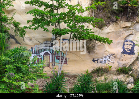 Peinture murale du révolutionnaire Che Guevara et le Capitolio La Havane sur une colline rocheuse dans les régions rurales de Cuba, province de Matanzas, Cuba Banque D'Images