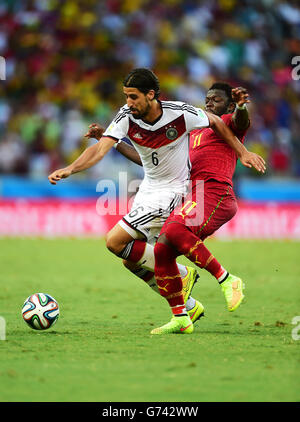 Sami Khedira (à gauche), en Allemagne, protège le ballon de Sulli Muntari, au Ghana Banque D'Images