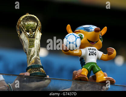 Football - coupe du monde de la FIFA 2014 - Groupe F - Nigeria / Bosnie-Herzégovine - Arena Pantanal.Une réplique du trophée de la coupe du monde de la FIFA ainsi qu'un modèle de Fuleco, la mascotte de la coupe du monde de la FIFA 2014 Banque D'Images