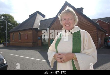 Le Rév Jenny Wigley, se trouve à l'extérieur de l'église St Michael et All Angels à Cathays, Cardiff. Mme Wigley croit que les couples qui prévoient de nouer le nœud se défont de l'église parce qu'elle n'est pas assez jolie et que le bâtiment en briques rouges ne tient pas dans l'image traditionnelle que les gens ont d'une église. Banque D'Images