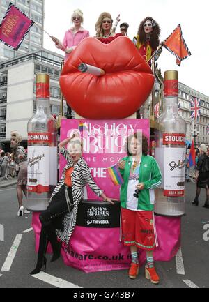 Jennifer Saunders (à droite) et Joanna Lumley (à gauche) posent en caractère le long avec des artistes en face de l'Absolument fabuleux/Stolli (vodka) la fierté de Londres, près de flottement à l'hôtel Langham Hotel, Londres. Banque D'Images