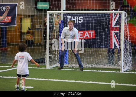 Le Prince Harry joue au football avec de jeunes écoliers lors d'une visite à Minas Tenis Clube à Belo Horizonte le deuxième jour de sa visite au Brésil. Banque D'Images