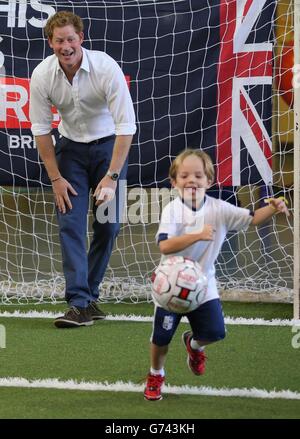 Le Prince Harry joue au football avec de jeunes écoliers lors d'une visite à Minas Tenis Clube à Belo Horizonte le deuxième jour de sa visite au Brésil. Banque D'Images