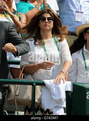 Mirka Federer regarde son mari Roger jouer à Paolo Lorenzi en Italie Banque D'Images