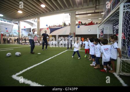 Le Prince Harry joue au football avec de jeunes écoliers lors d'une visite à Minas Tenis Clube à Belo Horizonte le deuxième jour de sa visite au Brésil. Banque D'Images