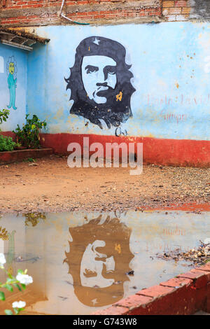 Fresque de Che Guevara sur un mur et reflet dans une flaque d'eau dans une cour à Trinidad, Cuba Banque D'Images